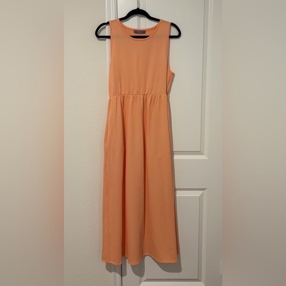 Elegant Sleeveless Maxi Dress in Peach - Picture 1 of 3